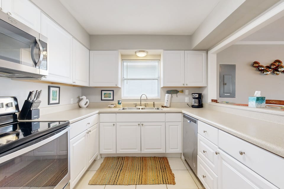 House, Multiple Beds, Patio, Garden View (Whale Tale - Main) | Private kitchen