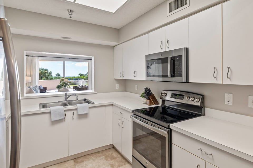 Condo, Multiple Beds, Patio, Ocean View (Surf Club 2105) | Private kitchen