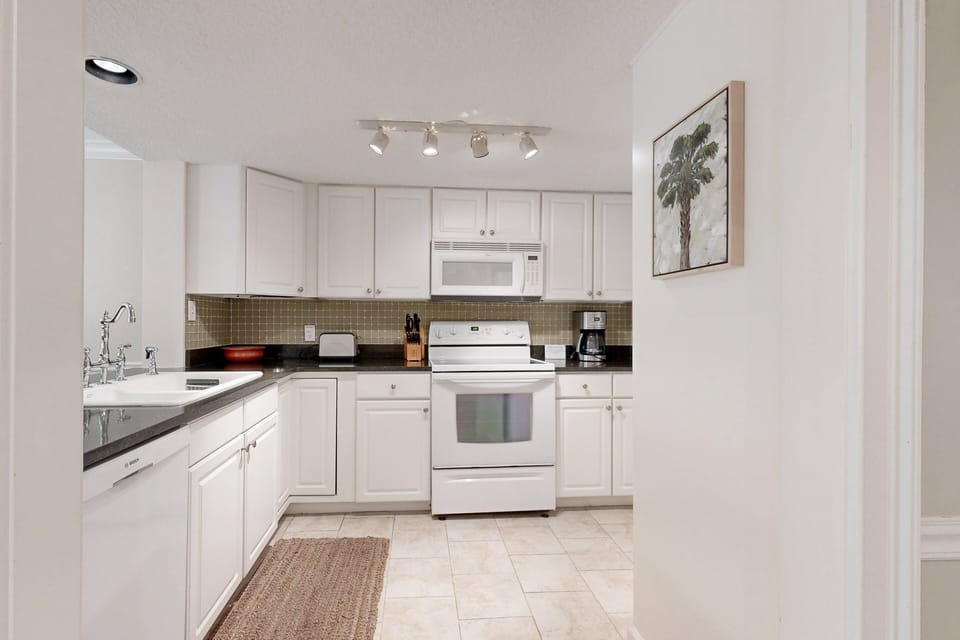 Condo, Multiple Beds, Patio, Garden View (2012 Beach Wood) | Private kitchen