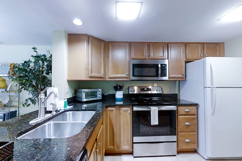 Condo, 1 King Bed with Sofa bed, Patio, Ocean View (A116 Amelia Surf and Racquet) | Private kitchen