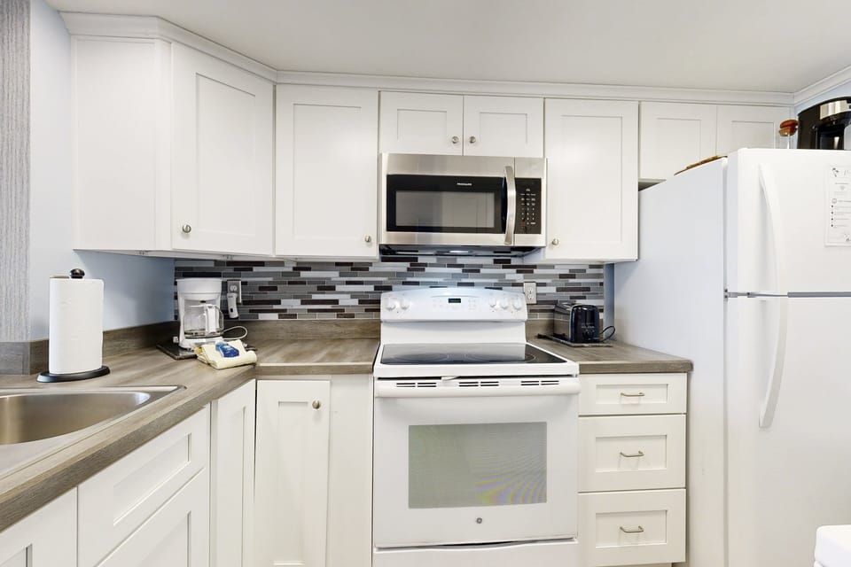 Condo, 1 King Bed with Sofa bed, Patio, Pool View (C114 Amelia Surf and Racquet) | Private kitchen