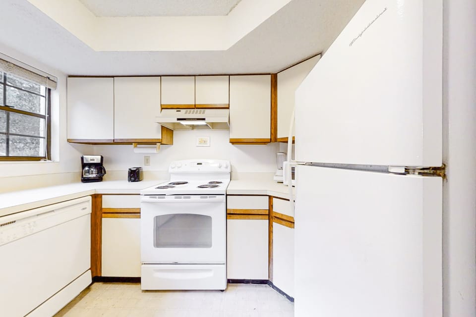 House, Multiple Beds, Patio, Pool View (504 Sailmaker) | Private kitchen