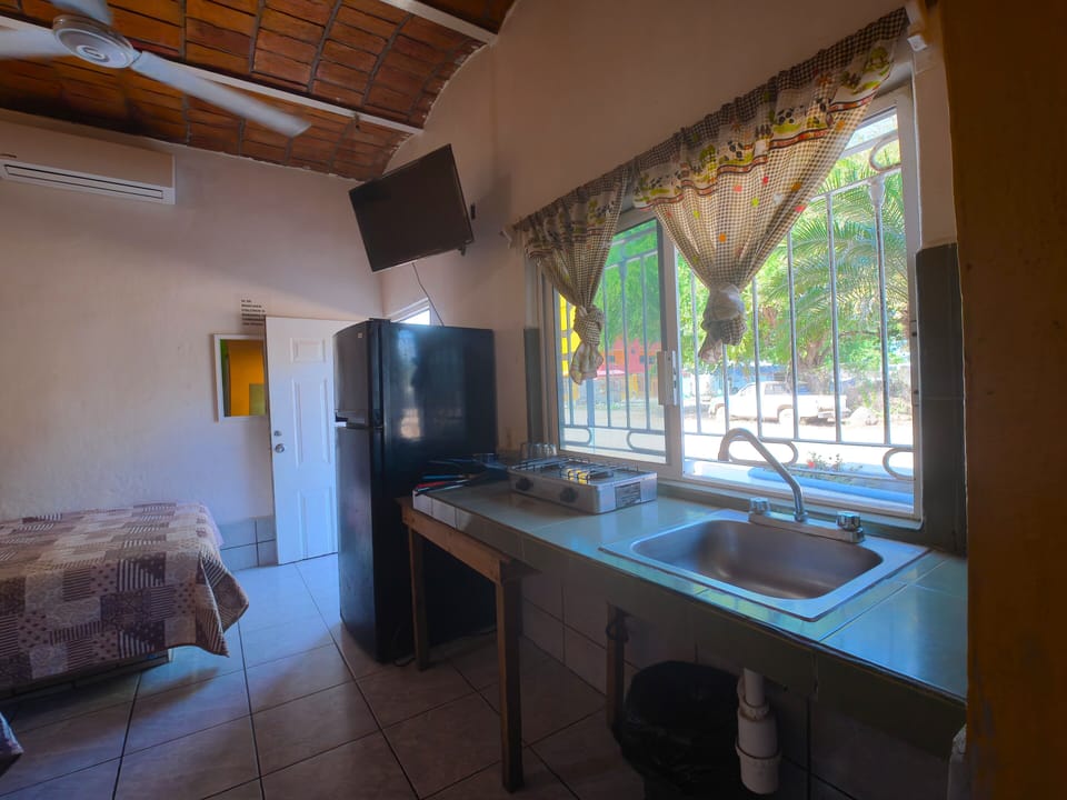 Bungalow estándar 3 camas | Private kitchen | Full-size fridge, stovetop, cookware/dishes/utensils