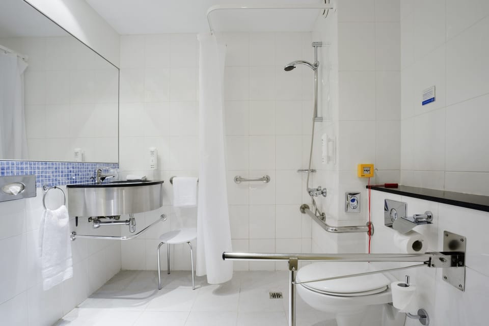 Standard Room (Free Breakfast) | Bathroom | Combined shower/tub, hair dryer, bidet, towels