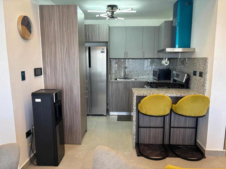 Full-size fridge, microwave, oven, stovetop