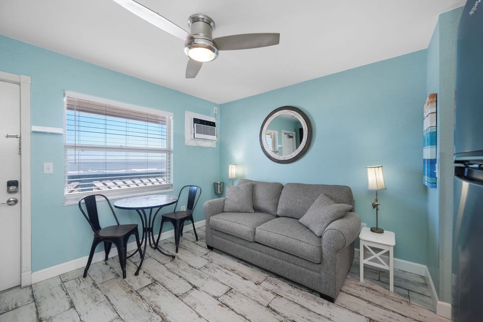 Living room with a gulf view and a sofa bed to relax & watch TV