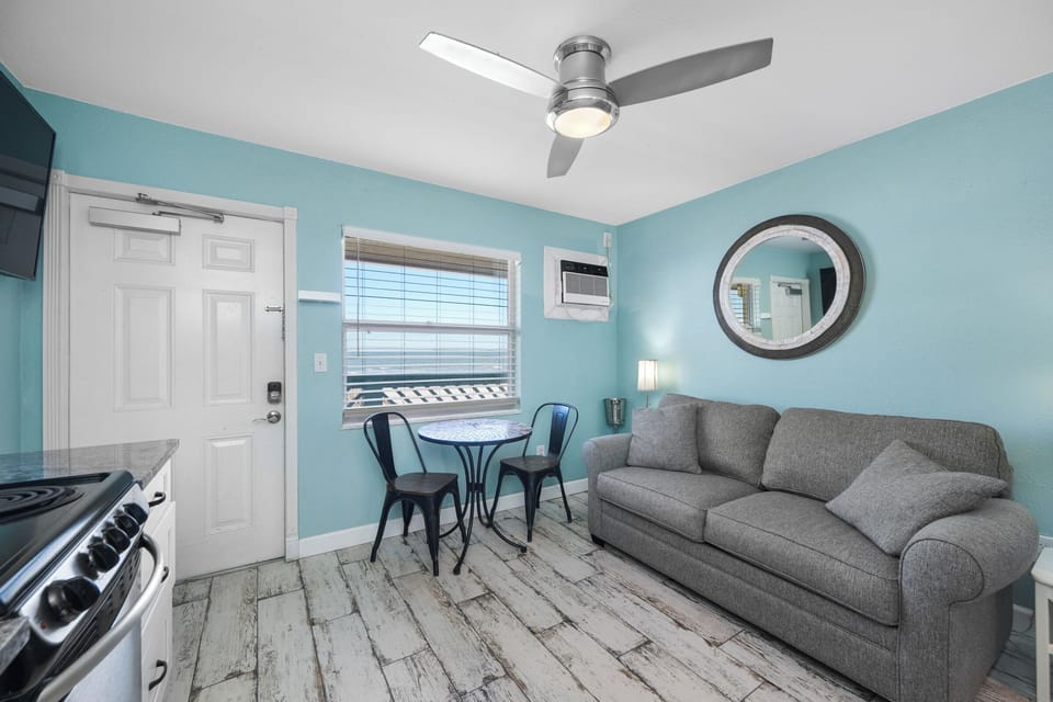 Living room with a gulf view and a sofa bed to relax & watch TV