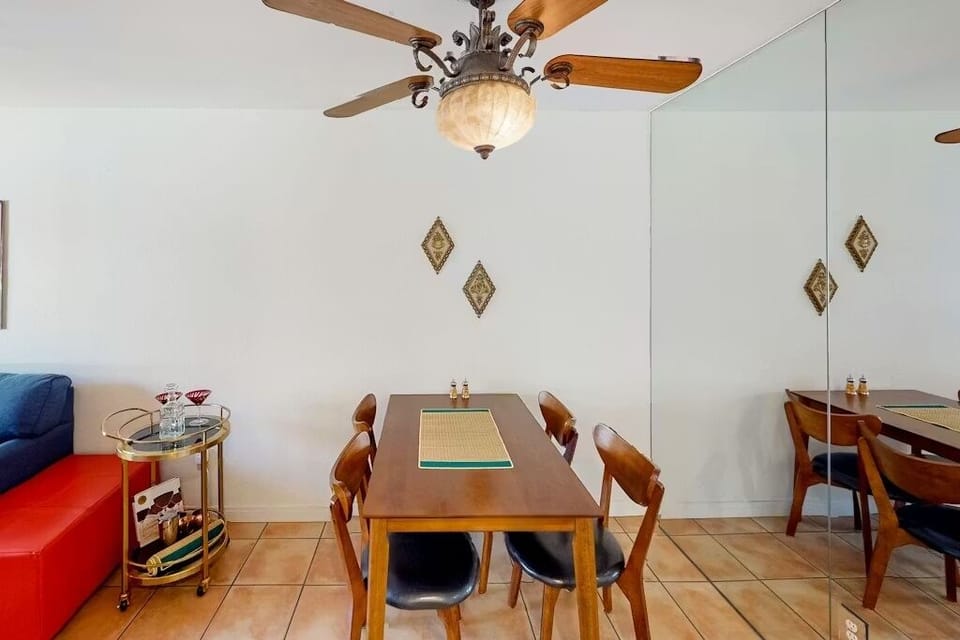Dining area for four with mirrored wall and vintage charm