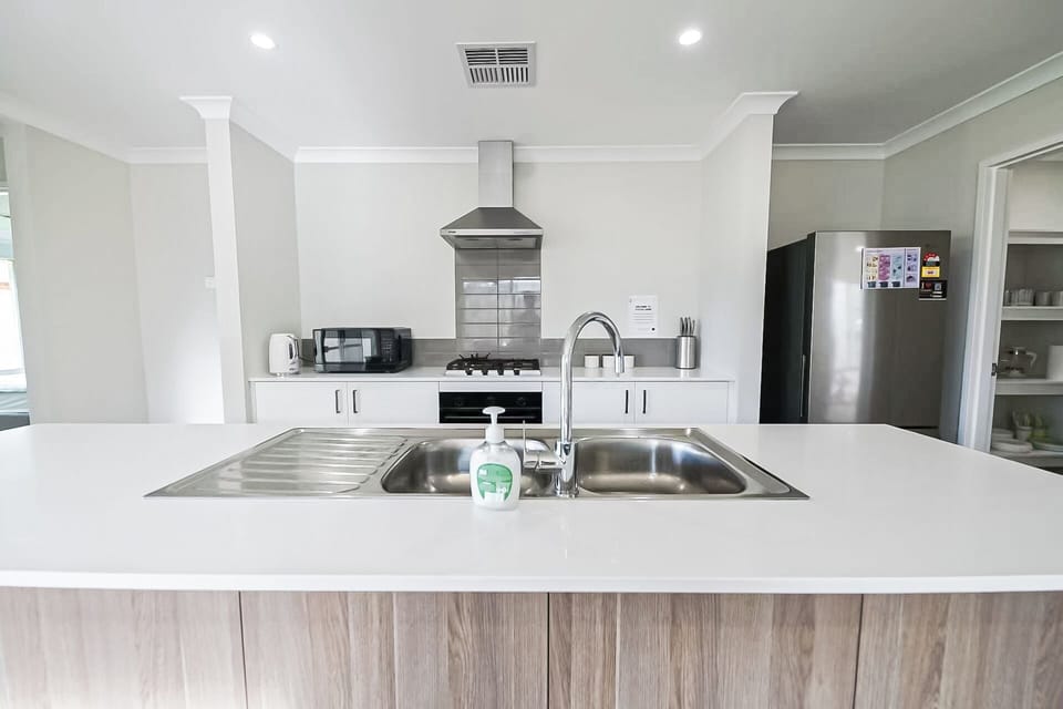 Deluxe Townhome, Garden View | Private kitchen
