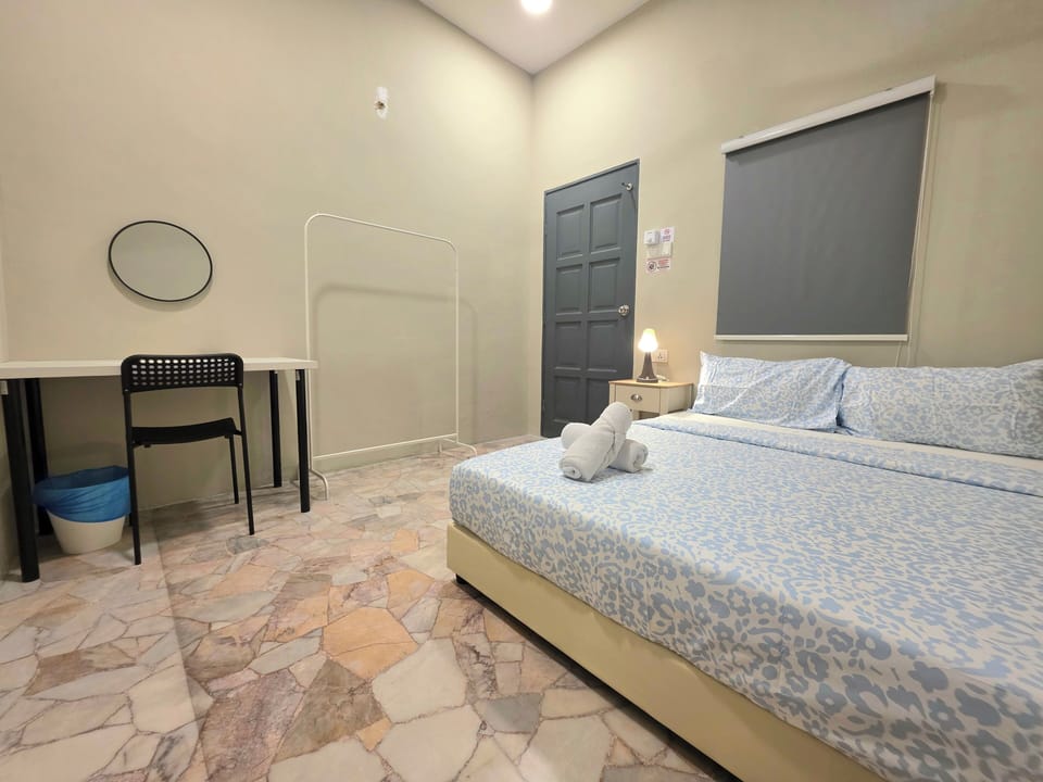 Basic Double Room | Desk, laptop workspace, soundproofing, free WiFi