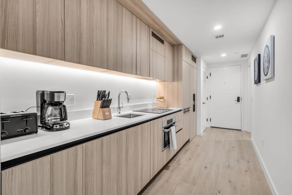 Your Downtown Miami Escape! 2B/2B on the 3rd floor (8215)