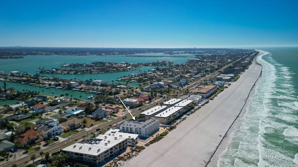 Jeff and Gina Properties - Belleair Beach Club 312 (BBC312) - Belleair Beach - 1 Bedroom - 1 Bathroom - Gulf Waterfront - Beach Front