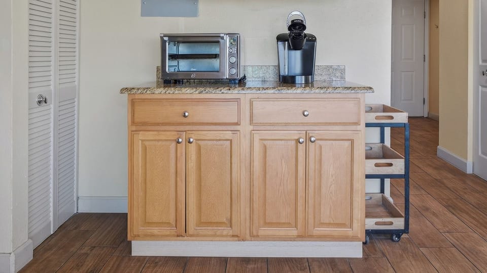 Jeff and Gina Properties - Belleair Beach Club 312 (BBC312) - Belleair Beach - 1 Bedroom - 1 Bathroom - Gulf Waterfront - Beach Front