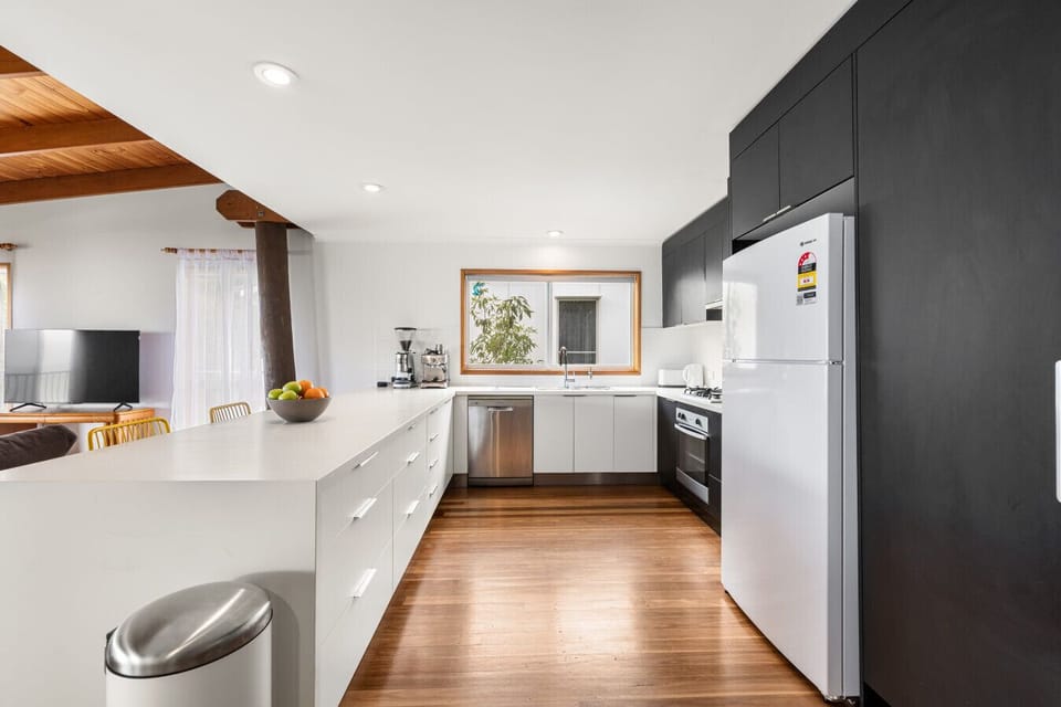Fully equipped kitchen with breakfast bar - Ground level