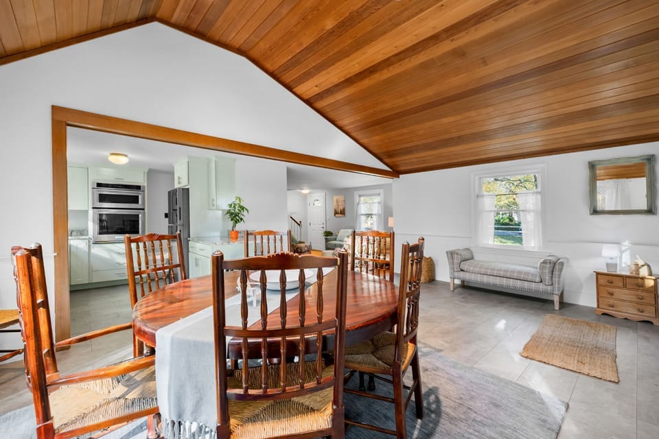 Dining area with seating for 6 people