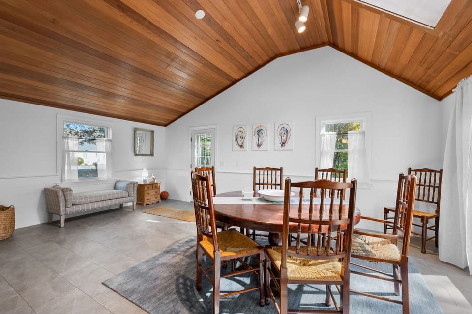 Dining area with seating for 6 people