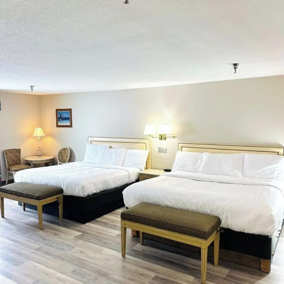 Unit with 2 comfortable beds. Exact unit will be assigned upon arrival. Views, colors and decor may vary.