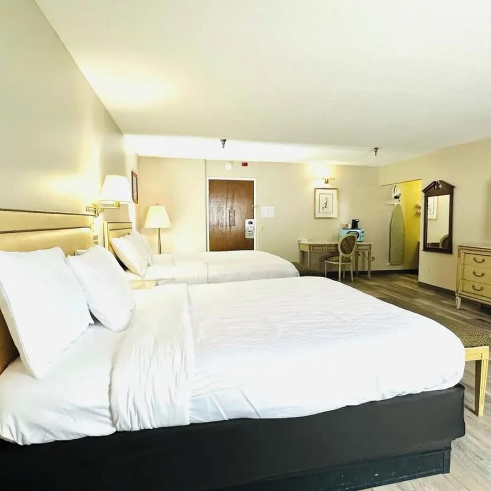 Unit with 2 comfortable beds. Exact unit will be assigned upon arrival. Views, colors and decor may vary.