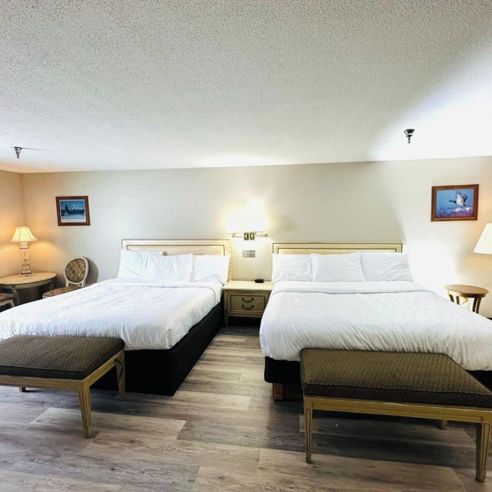 Unit with 2 comfortable beds. Exact unit will be assigned upon arrival. Views, colors and decor may vary.