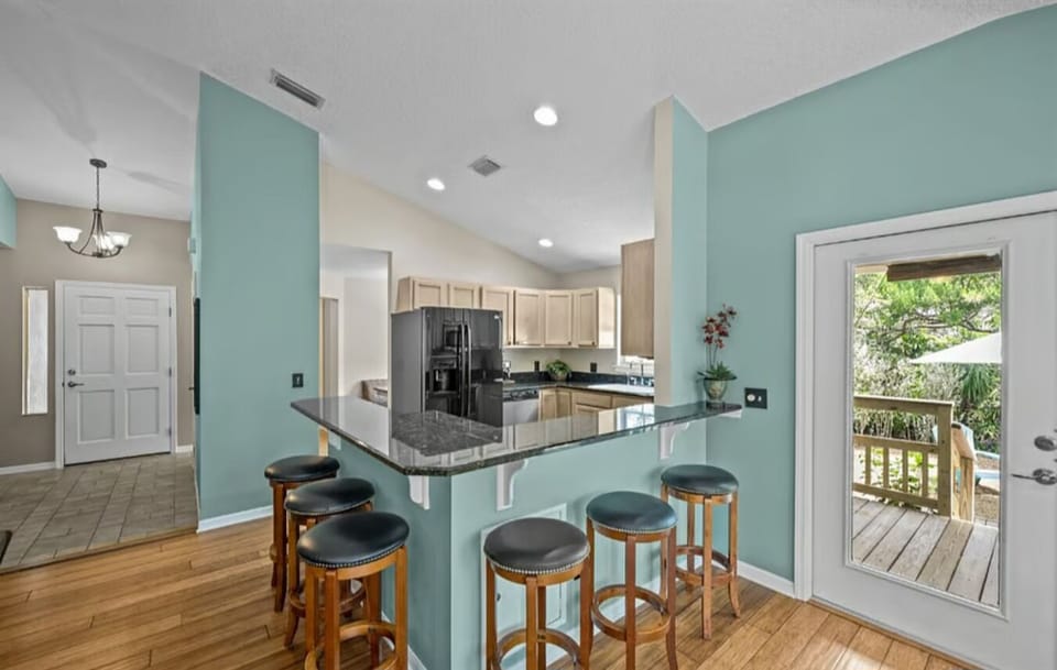 Kitchen w/6 seat bar