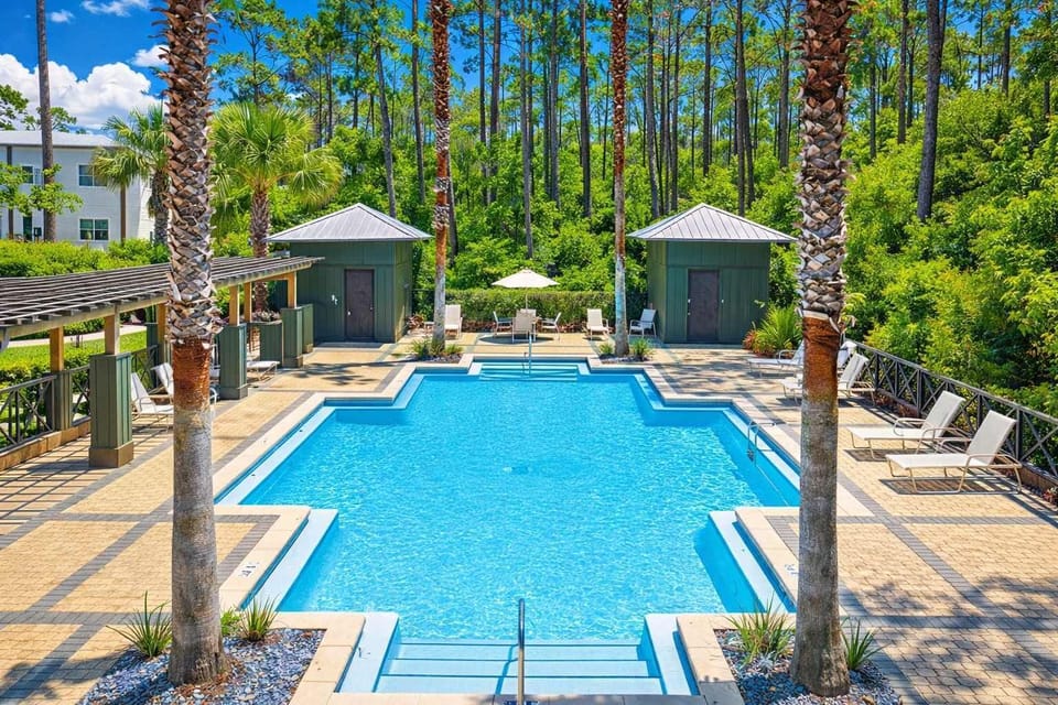 Treetop Community Pool walking distance from house