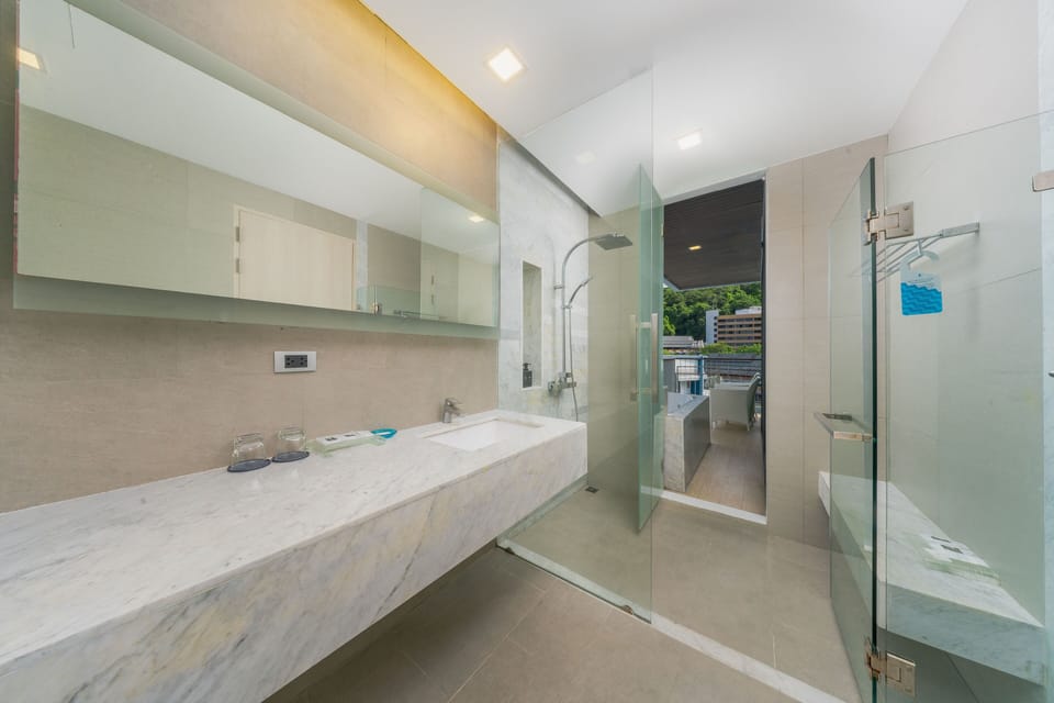 Deluxe Sweet Room | Bathroom | Separate tub and shower, deep soaking tub, eco-friendly toiletries