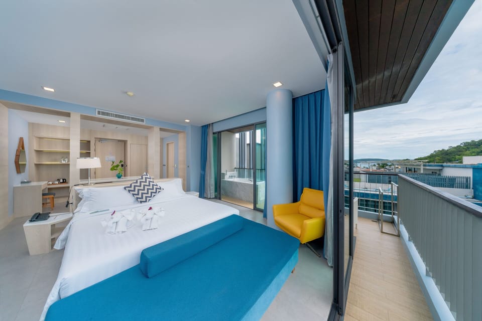 Deluxe Sweet Room | In-room safe, desk, blackout drapes, soundproofing