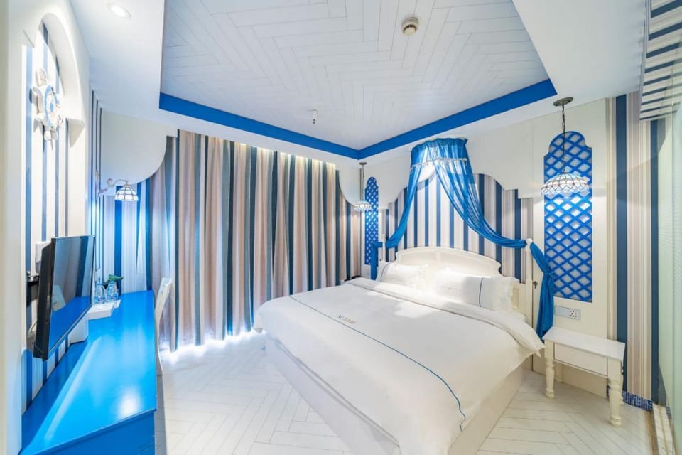 Down comforters, in-room safe, desk, blackout drapes