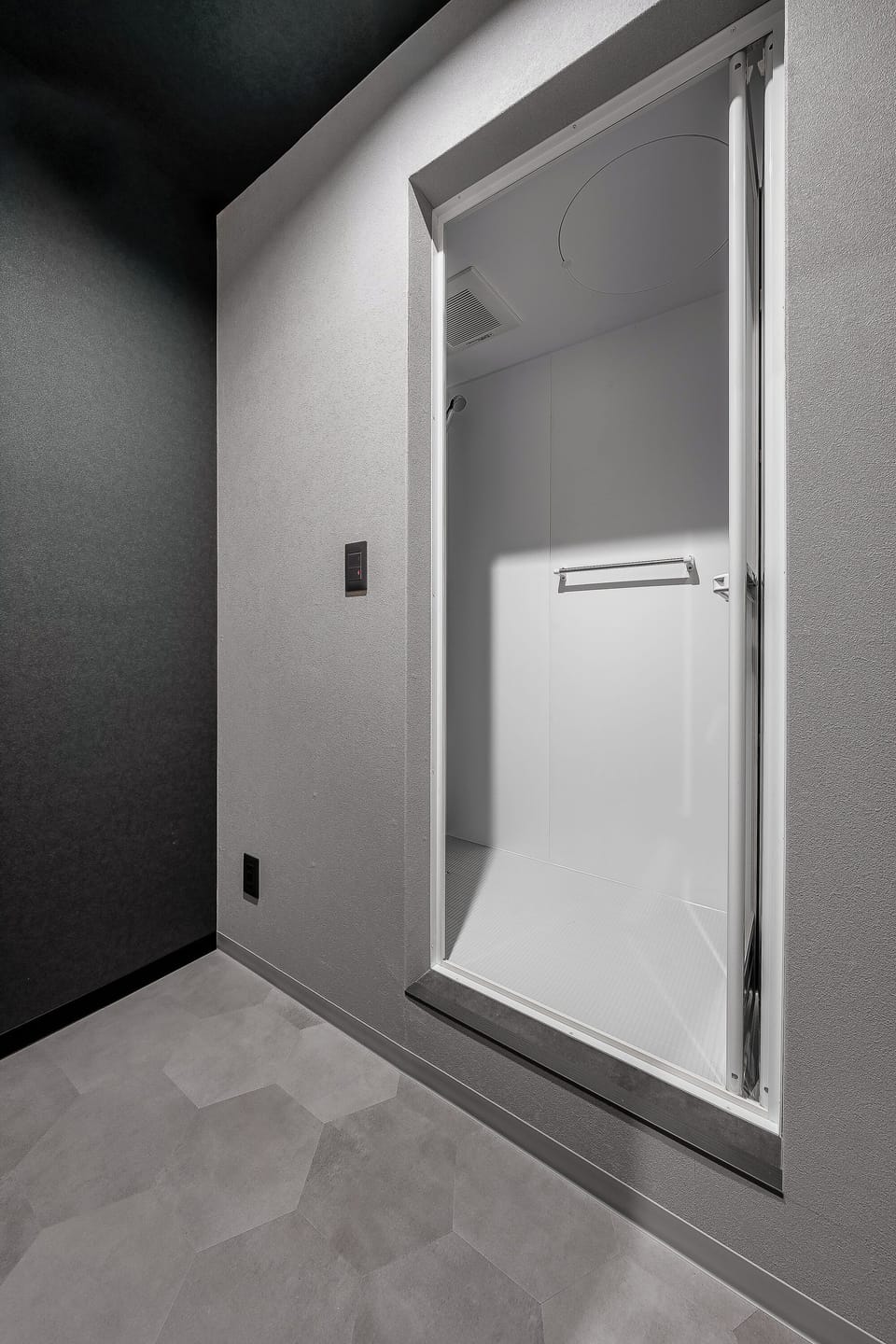 Combined shower/tub, free toiletries, hair dryer, slippers