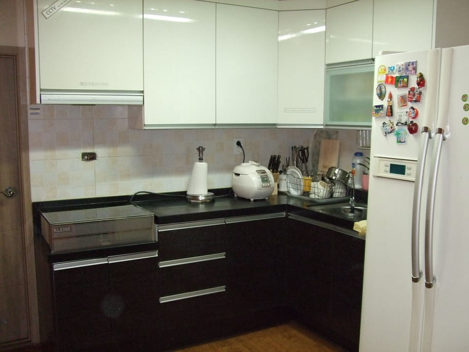 Shared fridge, microwave, stovetop, cookware/dishes/utensils