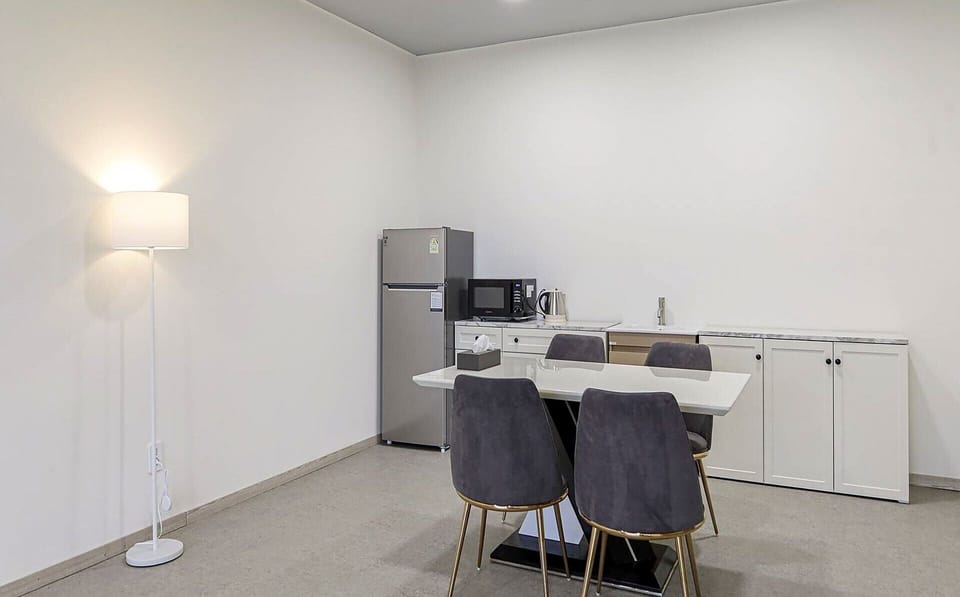 Junior Suite, Balcony, River View | Dining