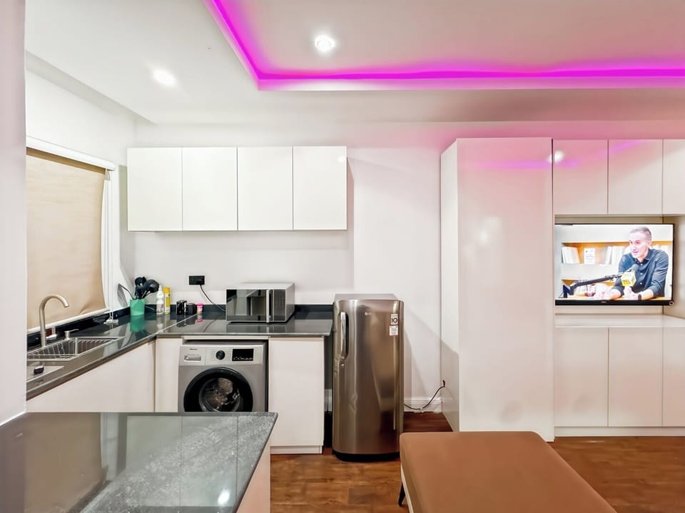 Economy Apartment, Balcony, City View | Private kitchen | Fridge, microwave, oven, stovetop