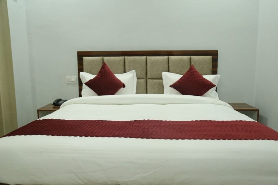 Deluxe Room, Mountain View | Desk, iron/ironing board, free WiFi