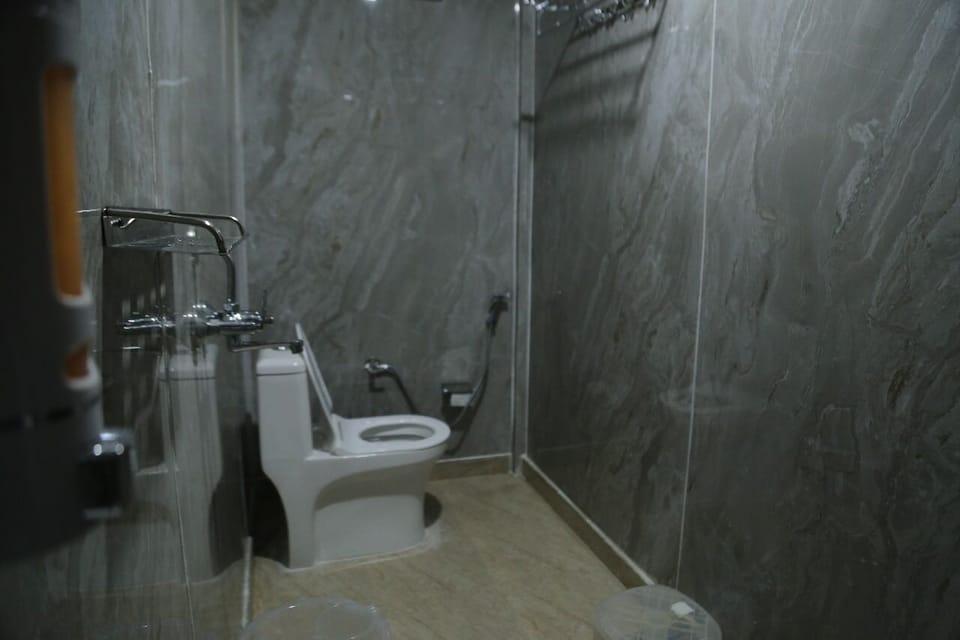 Deluxe Room, Mountain View | Bathroom | Shower, free toiletries, towels, soap