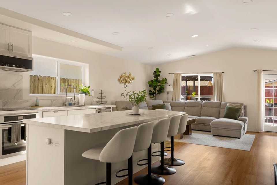 Sunlit living area. stainless steel appliances, 80" Tv w/ speaker 