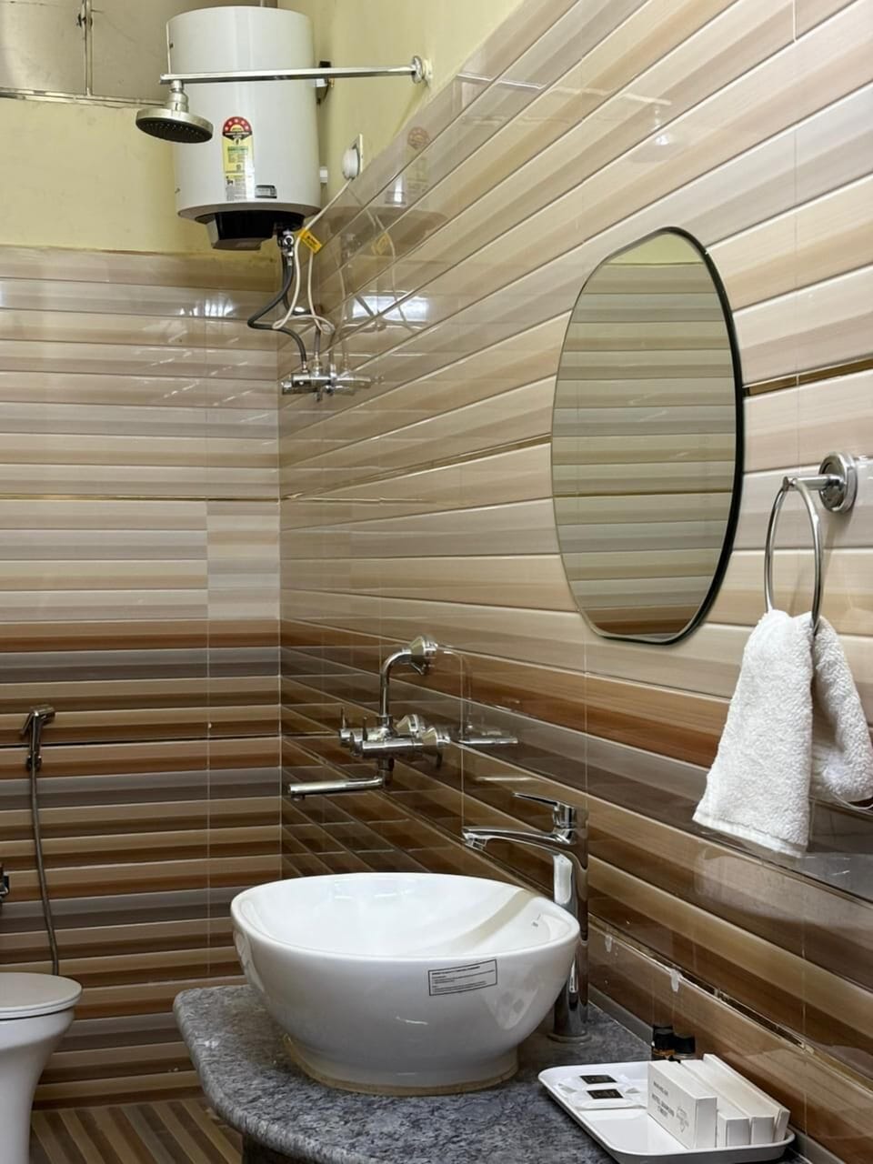 Luxury Suite | Bathroom | Shower, free toiletries, hair dryer, bathrobes
