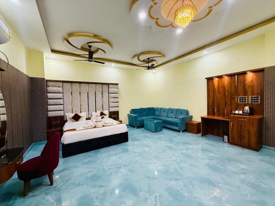Luxury Suite | Premium bedding, down comforters, in-room safe, laptop workspace