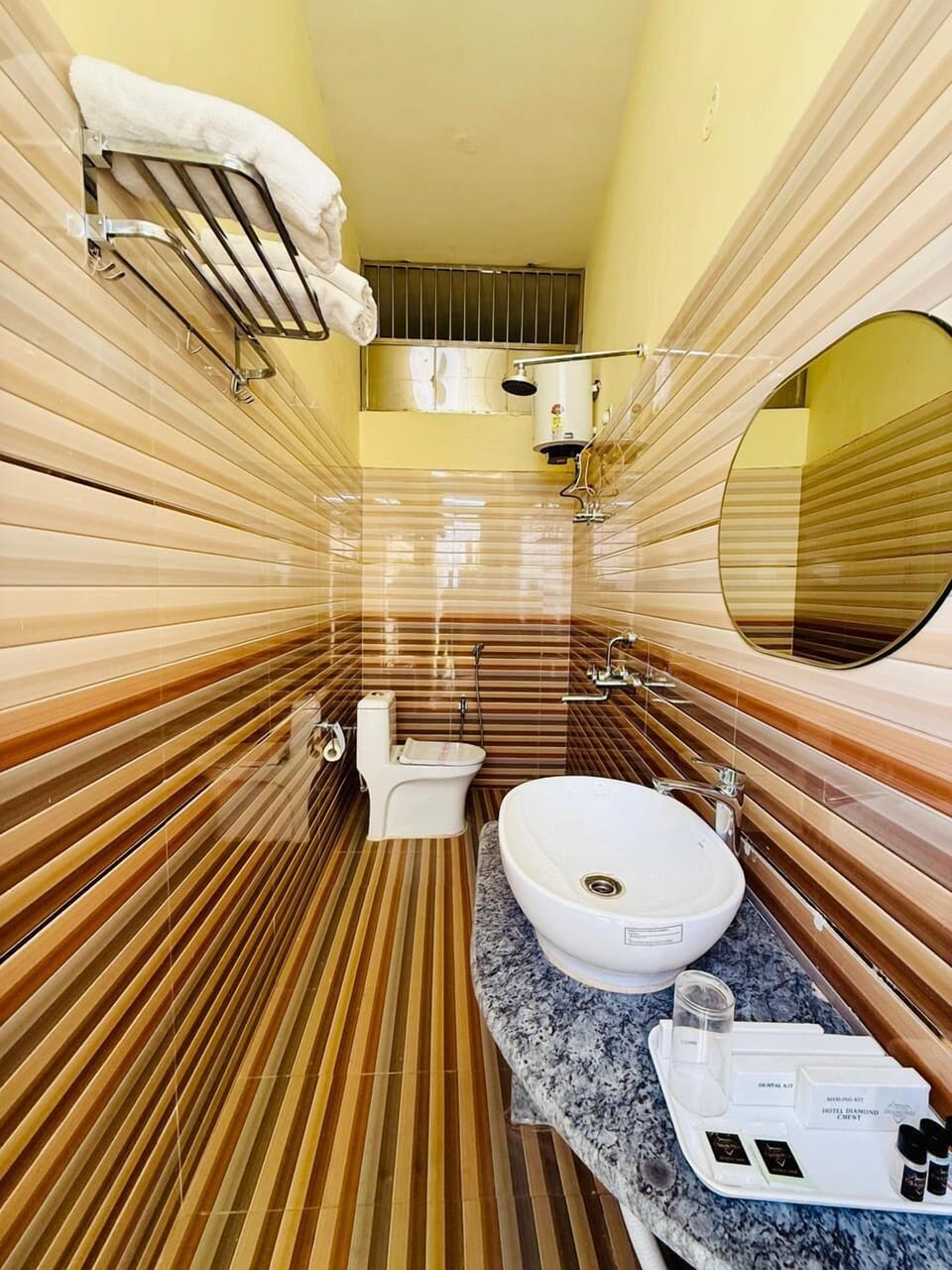 Luxury Suite | Bathroom | Shower, free toiletries, hair dryer, bathrobes