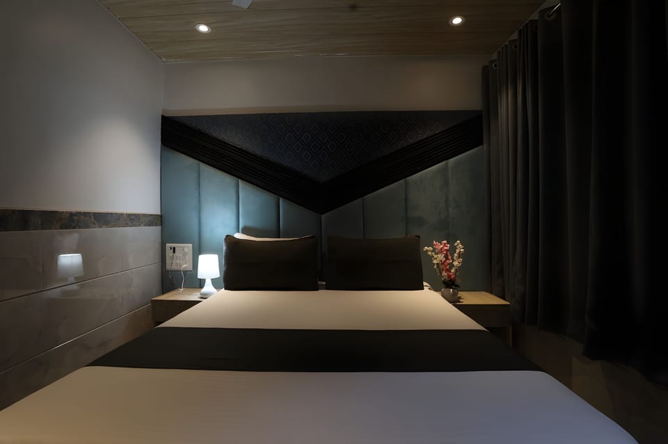 Deluxe Room | Desk, laptop workspace, free WiFi