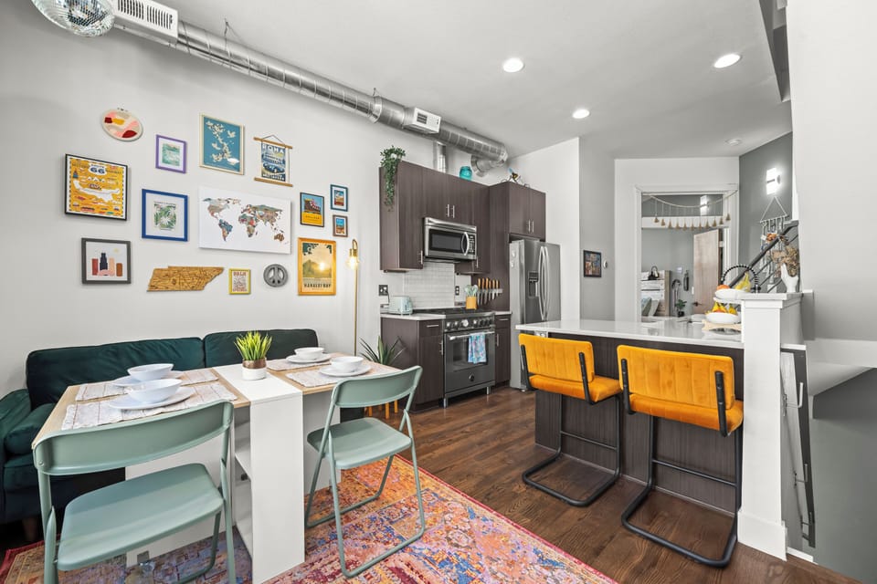 The open living space offers effortless flow and smart design, featuring a kitchen bar for two and a folding dining table for four that adapts easily to your needs.