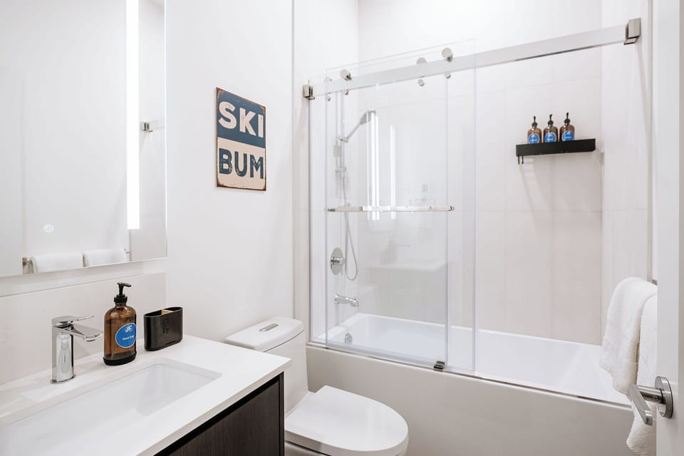 Four Peaks Penthouse bathroom 