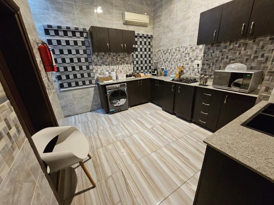 Superior Apartment, Balcony, City View | Private kitchen | Fridge, microwave, oven, stovetop