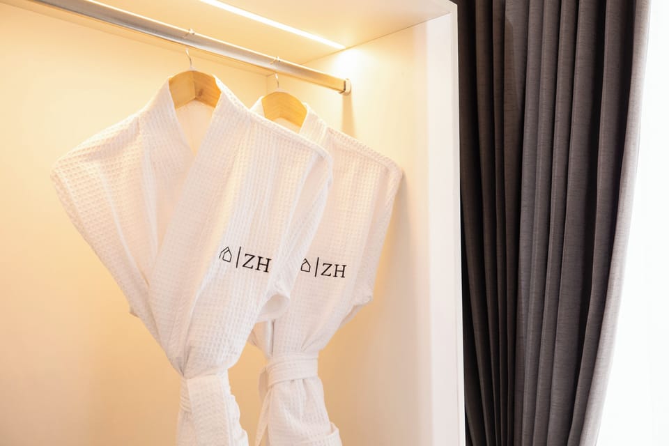 Executive Twin Room, 1 Queen Bed, Non Smoking, City View | Bathroom | Shower, towels, shampoo, toilet paper