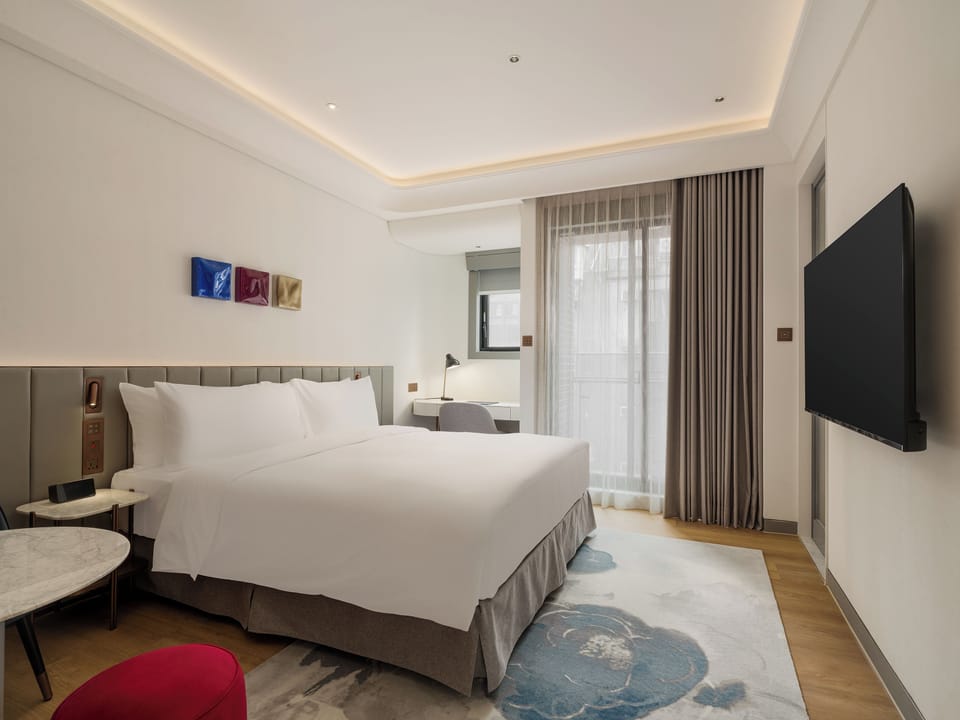 Basic Room | Down comforters, in-room safe, desk, laptop workspace