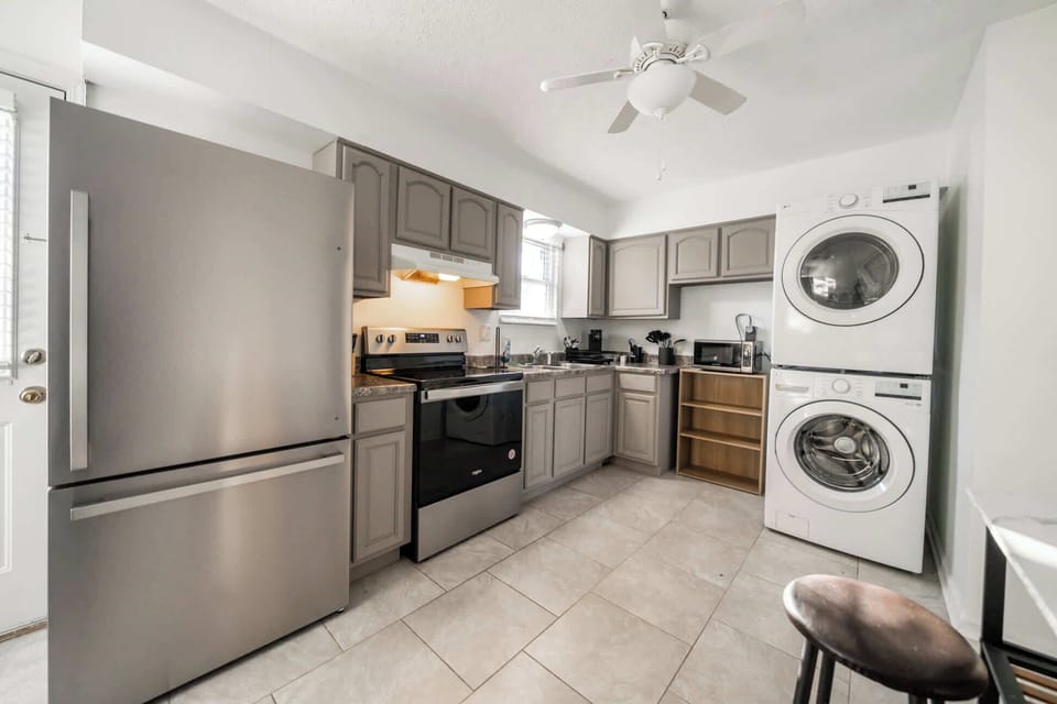 Kitchen: Cozy kitchen and dining setup, designed for comfort and convenience.