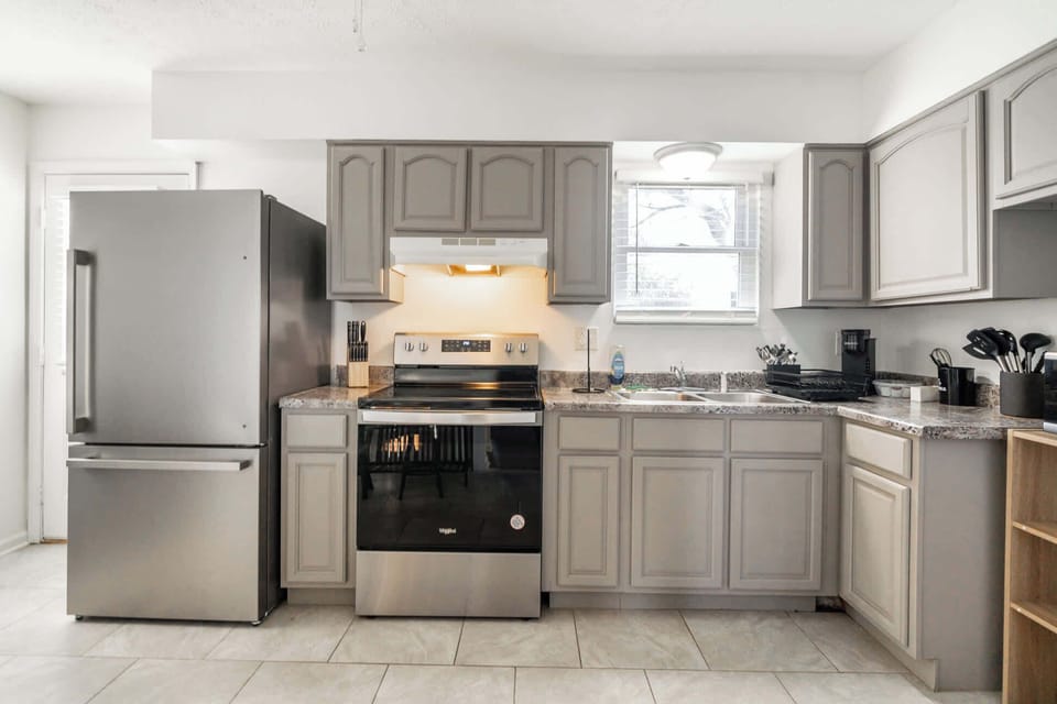 Kitchen: Cozy kitchen and dining setup, designed for comfort and convenience.