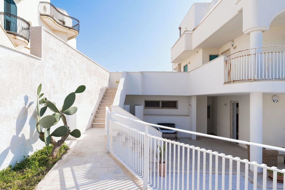 Balcony, Home, Apartment, Handrail, Stairs, Baluster, Estate, Daylighting, Plaster, Villa
