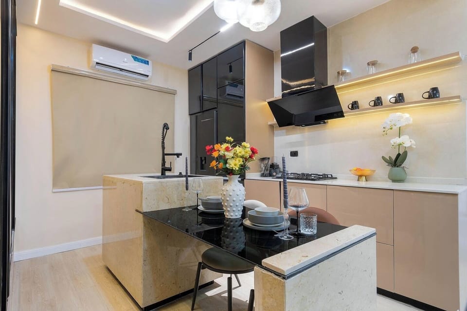 Family Apartment, Balcony, City View | Private kitchen | Fridge, microwave, oven, stovetop