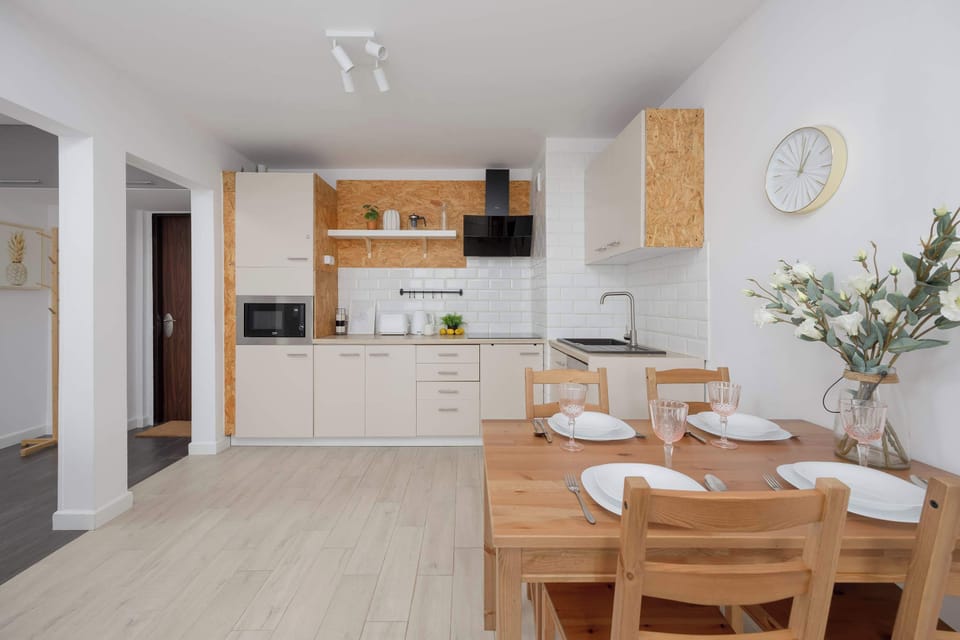 Bright open space combining dining and lounge areas in a fresh, modern layout.