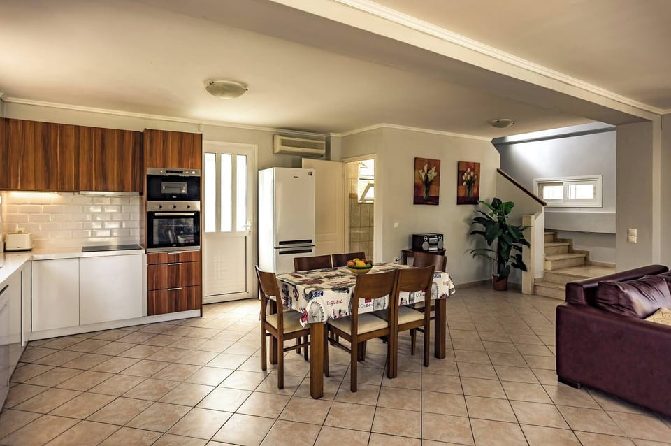 Villa, 2 Bedrooms, Smoking, Private Pool | Dining room